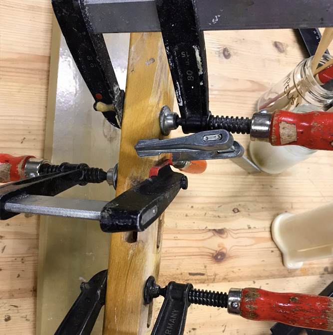 Limning av sprucket stolsben